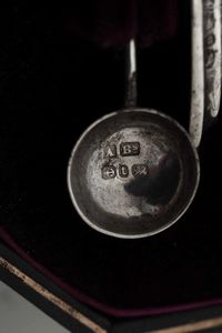 Coppia di salierine. Argento fuso, sbalzato e cesellato. Birmingham 1892 e 1893. Argentiere non identificato  - Asta Argenti antichi  - Associazione Nazionale - Case d'Asta italiane