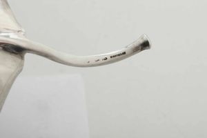 Grande centrotavola a forma di foglia. Argento 925. Argenteria artistica milanese del XX secolo. Argentiere Ilario Pradella (?) per Mario Buccellati  - Asta Argenti antichi  - Associazione Nazionale - Case d'Asta italiane