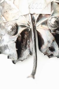 Tre segnaposti a foglia. Argento fuso e sagomato. Argenteria artistica italiana del XX-XXI secolo. Argentiere Pradella, Milano per Mario Buccellati  - Asta Argenti antichi  - Associazione Nazionale - Case d'Asta italiane