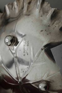 Tre segnaposti a foglia. Argento fuso e sagomato. Argenteria artistica italiana del XX-XXI secolo. Argentiere Pradella, Milano per Mario Buccellati  - Asta Argenti antichi  - Associazione Nazionale - Case d'Asta italiane