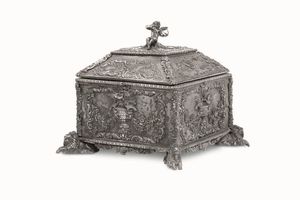 Cofanetto. Argento sbalzato, sagomato e cesellato. Argenteria artistica italiana del XIX-XX secolo (apparentemente privo di punzonatura)  - Asta Argenti antichi  - Associazione Nazionale - Case d'Asta italiane