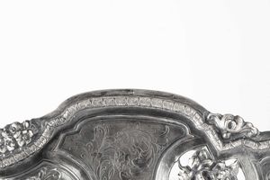 Grande piatto da parata circolare sagomato. Argento fuso,sbalzato e finemente cesellato. Argenteria artistica milanese dell'inizio del XX secolo, nei modi dell'orafo Stanislao Borghi  - Asta Argenti antichi  - Associazione Nazionale - Case d'Asta italiane