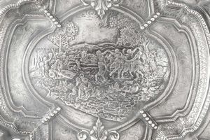 Grande piatto da parata circolare sagomato. Argento fuso,sbalzato e finemente cesellato. Argenteria artistica milanese dell'inizio del XX secolo, nei modi dell'orafo Stanislao Borghi  - Asta Argenti antichi  - Associazione Nazionale - Case d'Asta italiane