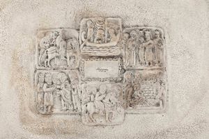 Vassoio. Argento fuso, sbalzato, martellato e cesellato. Argenteria artistica italiana della seconda met del XX secolo  - Asta Argenti antichi  - Associazione Nazionale - Case d'Asta italiane