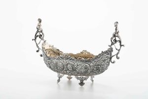 Centrotavola. Argento 900 fuso, sagomato, dorato e cesellato. Manifattura del XX secolo. Italia (?)  - Asta Argenti antichi  - Associazione Nazionale - Case d'Asta italiane