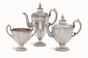 Servizio composto da caffettiera teiera e zuccheriera. Marchi della citt di Londra per lanno 1868 e dellargentiere (non identificato)  - Asta Argenti antichi  - Associazione Nazionale - Case d'Asta italiane