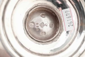 Servizio composto da caffettiera teiera e zuccheriera. Marchi della citt di Londra per lanno 1868 e dellargentiere (non identificato)  - Asta Argenti antichi  - Associazione Nazionale - Case d'Asta italiane