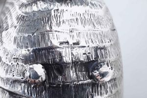 Coppia di nautilus. Argento 925 fuso, sbalzato, cesellato e castoni ovali con turchesi e coralli. Manifattura artistica fiorentina del XX secolo  - Asta Argenti antichi  - Associazione Nazionale - Case d'Asta italiane