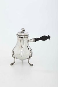 Caffettiera. Argento primo titolo fuso, sbalzato e cesellato. Francia XIX secolo  - Asta Argenti antichi  - Associazione Nazionale - Case d'Asta italiane