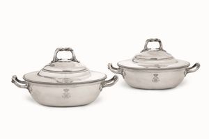 Coppia di portavivande. Argento fuso, sbalzato e cesellato. Francia XIX secolo. Marchio per lesportazione in uso dal 1838 e dellargentiere LB con fiore e stella entro rombo (non identificato)  - Asta Argenti antichi  - Associazione Nazionale - Case d'Asta italiane