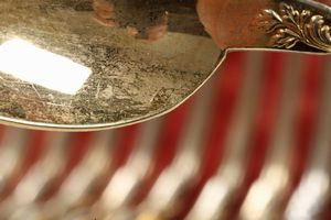 Servizio do posate da dessert per 18 persone. Argento primo titolo vermeille. Francia XIX secolo (Parigi?). Argentiere SH con sole e stella  - Asta Argenti antichi  - Associazione Nazionale - Case d'Asta italiane