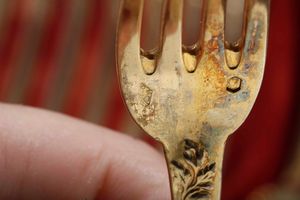 Servizio do posate da dessert per 18 persone. Argento primo titolo vermeille. Francia XIX secolo (Parigi?). Argentiere SH con sole e stella  - Asta Argenti antichi  - Associazione Nazionale - Case d'Asta italiane