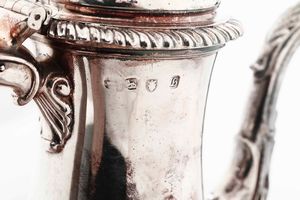 Caffettiera in argento sterling fuso, sbalzato e cesellato. Marchi della citt di Londra per l'anno 1763 e dell'argentiere (Fuller White?)  - Asta Argenti antichi  - Associazione Nazionale - Case d'Asta italiane