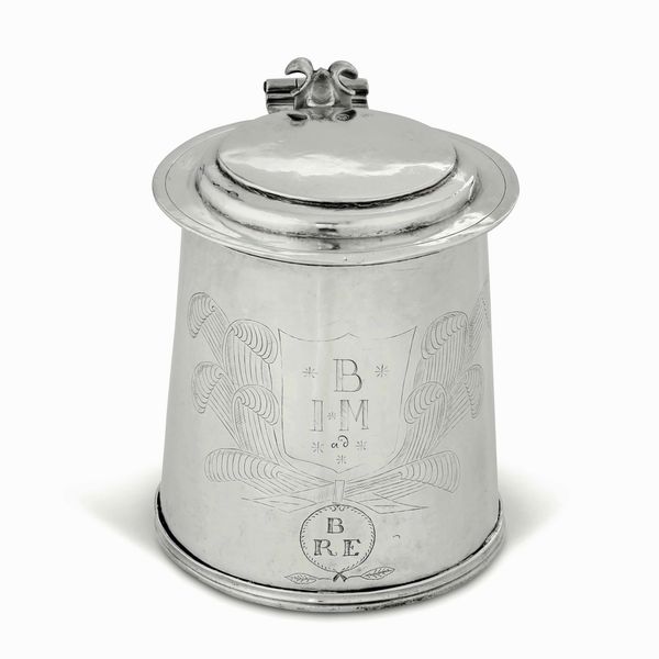 Tankard in argento  fuso, sbalzato e cesellato. Londra 1672, marchio dell'argentiere IG con stella (non identificato)  - Asta Argenti del XX secolo - Associazione Nazionale - Case d'Asta italiane