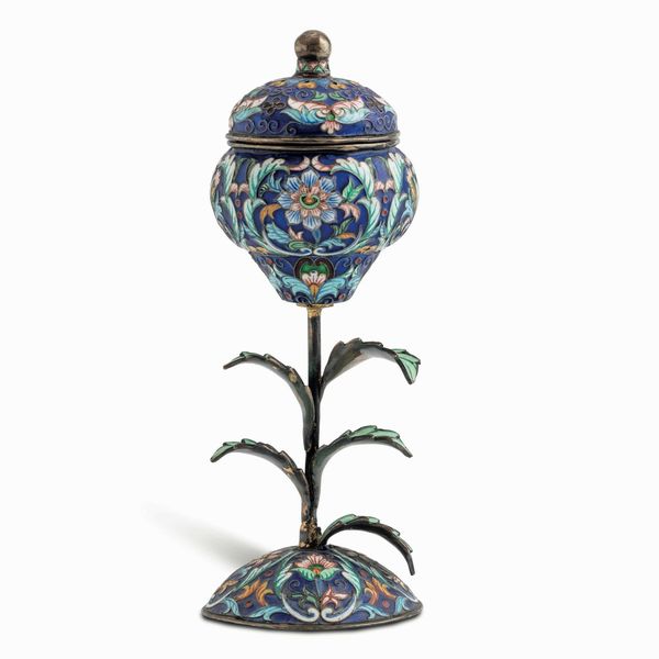 Spargi profumo con fusto a foggia vegetale. Argento e smalti colorati. Manifattura russa del XX secolo  - Asta Argenti del XX secolo - Associazione Nazionale - Case d'Asta italiane