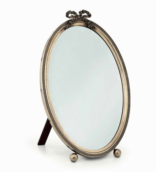 Grande specchio da toelette in argento fuso e dorato. Manifattura europea (Francia?) inizio XX secolo. Bollo di importazione russo in uso dal 1908 al 1917  - Asta Argenti del XX secolo - Associazione Nazionale - Case d'Asta italiane