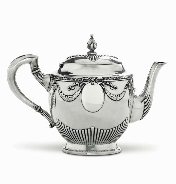 Teiera. Argento fuso, sbalzato e cesellato. Germania (bolli importazione Russia) XIX-XX secolo  - Asta Argenti del XX secolo - Associazione Nazionale - Case d'Asta italiane