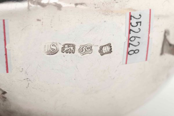 Salsiera. Argento fuso, sbalzato e cesellato. Londra 1742. Argentiere Joseph Sanders  - Asta Argenti del XX secolo - Associazione Nazionale - Case d'Asta italiane