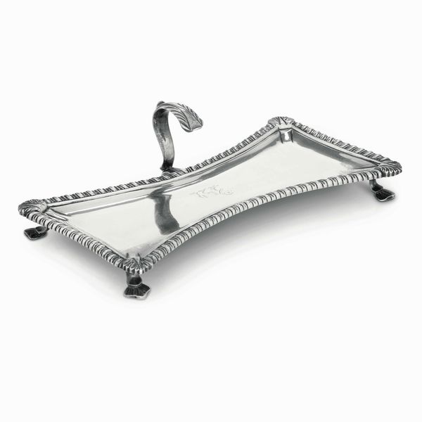 Vassoietto. Argento fuso, sbalzato e cesellato. Londra 1770. Argentiere John Carter II  - Asta Argenti del XX secolo - Associazione Nazionale - Case d'Asta italiane