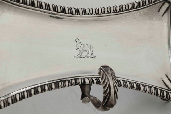 Vassoietto. Argento fuso, sbalzato e cesellato. Londra 1770. Argentiere John Carter II  - Asta Argenti del XX secolo - Associazione Nazionale - Case d'Asta italiane