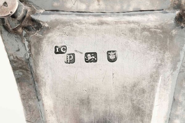 Vassoietto. Argento fuso, sbalzato e cesellato. Londra 1770. Argentiere John Carter II  - Asta Argenti del XX secolo - Associazione Nazionale - Case d'Asta italiane