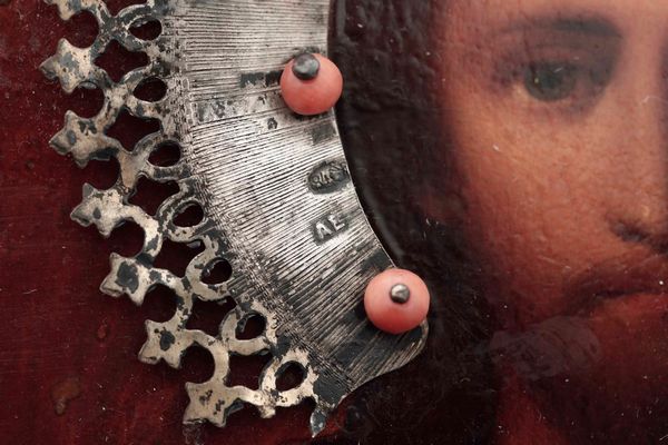 Cristo Pantocratore. Icona ad olio su tavola. Riza, aureola e libro in argento sbalzato, dorato e inciso. Arte russa (Mosca?) XIX-XX secolo  - Asta Argenti del XX secolo - Associazione Nazionale - Case d'Asta italiane