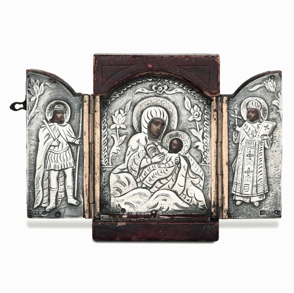 Trittico con Madonna e Santi. Icona su legno e riza in argento sbalzato, traforato e cesellato. Arte russa, fine XIX secolo  - Asta Argenti del XX secolo - Associazione Nazionale - Case d'Asta italiane