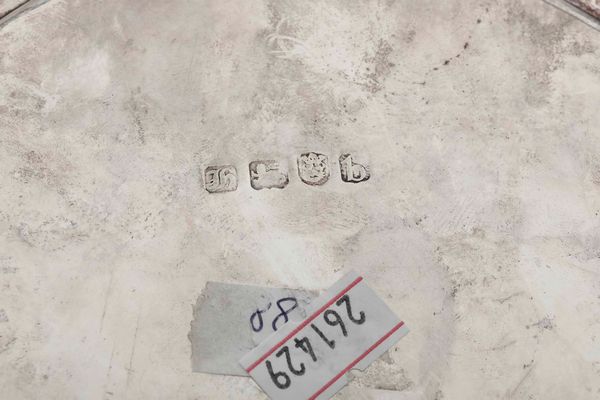 Salver. Argento fuso, sbalzato e cesellato. Marchi della citt� di Londra per l�anno 1777 e dell�argentiere (non identificato)  - Asta Argenti del XX secolo - Associazione Nazionale - Case d'Asta italiane