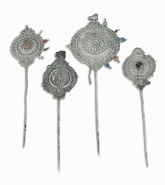 Gruppo di quattro spille (tupu). Argento sbalzato, traforato, cesellato e pietre colorate. Arte coloniale ispano-americana. Per� XVIII-XIX secolo  - Asta Argenti del XX secolo - Associazione Nazionale - Case d'Asta italiane