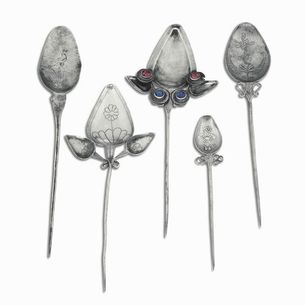 Gruppo di cinque spille (tupu). Argento sbalzato, traforato, cesellato e pietre colorate. Arte coloniale ispano-americana. Per� XVIII-XIX secolo  - Asta Argenti del XX secolo - Associazione Nazionale - Case d'Asta italiane