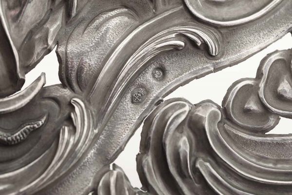 Acquasantiera con raffigurazione della Vergine Immacolata. Argento sbalzato, traforato e inciso. Genova XVIII secolo, marchio della �Torretta� con datario (consunto) e croce di San Marco con delfino  - Asta Argenti del XX secolo - Associazione Nazionale - Case d'Asta italiane