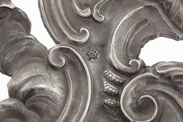 Acquasantiera con raffigurazione della Vergine Immacolata. Argento sbalzato, traforato e inciso. Genova XVIII secolo, marchio della �Torretta� con datario (consunto) e croce di San Marco con delfino  - Asta Argenti del XX secolo - Associazione Nazionale - Case d'Asta italiane