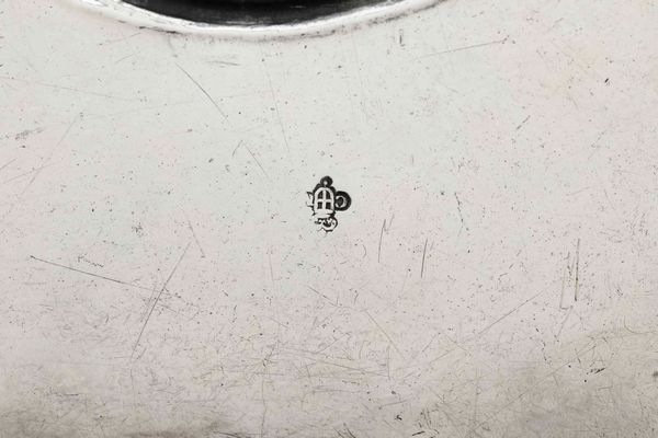 Vassoio. Argento fuso, sbalzato e cesellato. Marchi della citt� di Torino. Assaggiatore Giovanni Damonde (?) e dell�argentiere Santo con bandiera e iniziali MP (documentato ma non identificato). Torino XVIII secolo  - Asta Argenti del XX secolo - Associazione Nazionale - Case d'Asta italiane