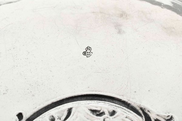 Vassoio. Argento fuso, sbalzato e cesellato. Marchi della citt� di Torino. Assaggiatore Giovanni Damonde (?) e dell�argentiere Santo con bandiera e iniziali MP (documentato ma non identificato). Torino XVIII secolo  - Asta Argenti del XX secolo - Associazione Nazionale - Case d'Asta italiane