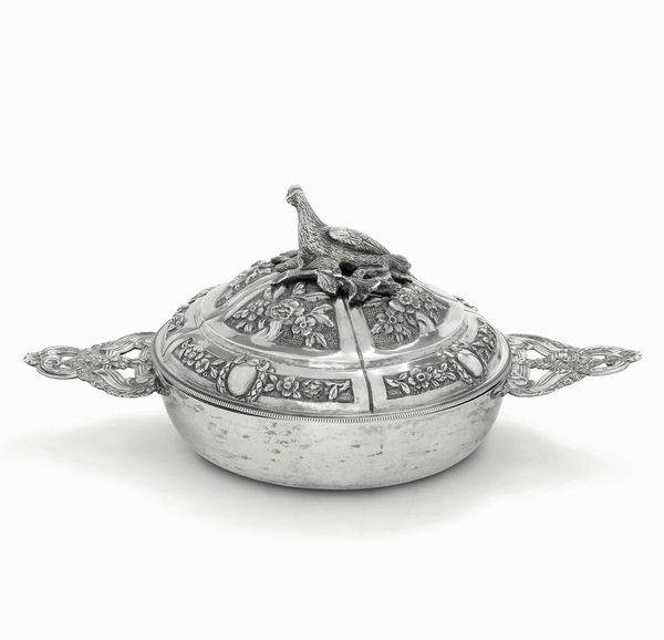 Paiola. Argento fuso, sbalzato e cesellato. Torino seconda met� del XVIII secolo. Contrassaggiatore Giuseppe Vernoni (marchi consunti di difficile lettura)  - Asta Argenti del XX secolo - Associazione Nazionale - Case d'Asta italiane