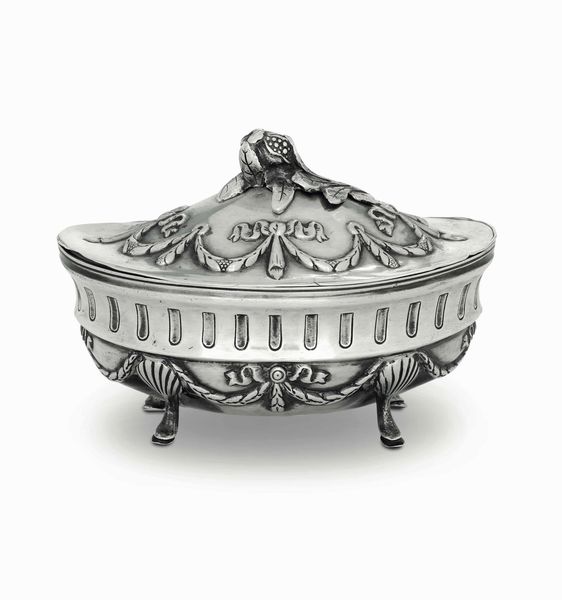 Zuccheriera. Argento fuso, sbalzato e cesellato. Torino, seconda met� del XVIII secolo. Bollo dell'argentiere non identificato  - Asta Argenti del XX secolo - Associazione Nazionale - Case d'Asta italiane