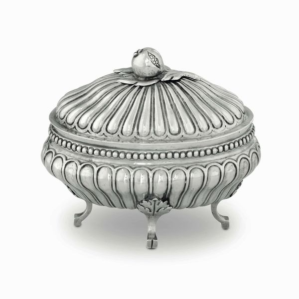 Zuccheriera. Argento fuso, sbalzato e cesellato. Torino terzo quarto del XVIII secolo. Assaggiatore e contrassaggiatore Giuseppe Fontana  - Asta Argenti del XX secolo - Associazione Nazionale - Case d'Asta italiane