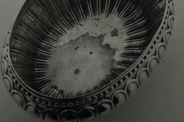 Zuccheriera. Argento fuso, sbalzato e cesellato. Torino terzo quarto del XVIII secolo. Assaggiatore e contrassaggiatore Giuseppe Fontana  - Asta Argenti del XX secolo - Associazione Nazionale - Case d'Asta italiane
