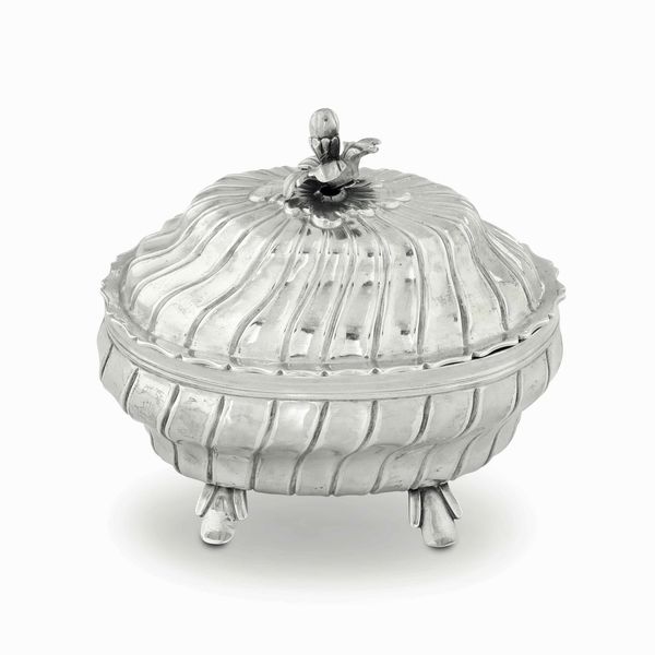 Zuccheriera. Argento fuso, sbalzato e cesellato. Torino terzo quarto del XVIII secolo. Assaggiatore e contrassaggiatore Giovan Battista Carron  - Asta Argenti del XX secolo - Associazione Nazionale - Case d'Asta italiane