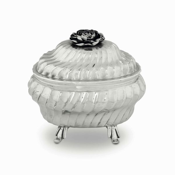 Zuccheriera. Argento fuso, sbalzato e cesellato. Torino terzo quarto del XVIII secolo. Assaggiatore Carlo Micha, contrassaggiatore Francessco Pagliani. Argentiere Carlo Fino  - Asta Argenti del XX secolo - Associazione Nazionale - Case d'Asta italiane