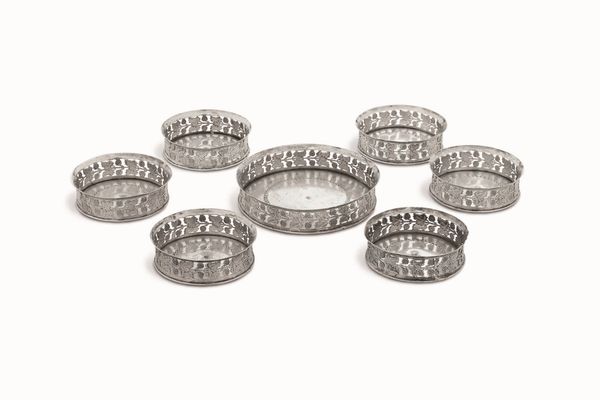 Sei sottobicchieri e un sottobottiglia. Argento sbalzato, traforato e cesellato. Novara primo quarto del XIX secolo. Argentiere Pasquale Scavini  - Asta Argenti del XX secolo - Associazione Nazionale - Case d'Asta italiane