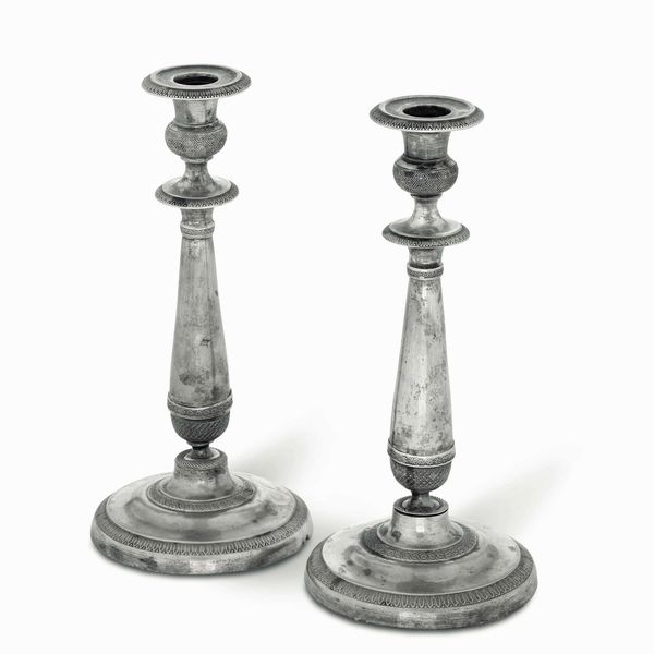 Coppia di candelieri. Argento fuso e sagomato. Genova XIX secolo. Marchi con croce mauriziana e delfino in uso dal 1824 al 1879  - Asta Argenti del XX secolo - Associazione Nazionale - Case d'Asta italiane