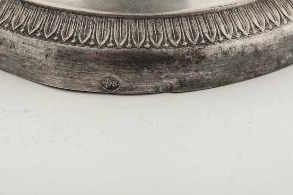 Coppia di candelieri. Argento fuso e sagomato. Genova XIX secolo. Marchi con croce mauriziana e delfino in uso dal 1824 al 1879  - Asta Argenti del XX secolo - Associazione Nazionale - Case d'Asta italiane