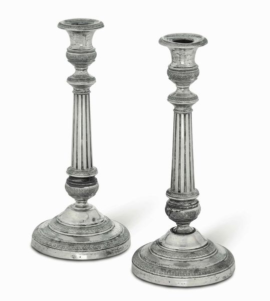 Coppia di candelieri. Argento fuso e sagomato. Genova XIX secolo. Marchi con croce mauriziana e delfino in uso dal 1824 al 1879  - Asta Argenti del XX secolo - Associazione Nazionale - Case d'Asta italiane