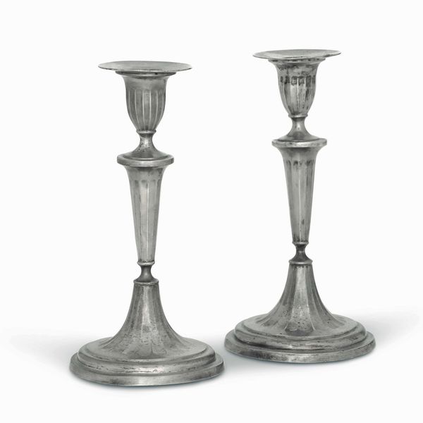 Coppia di candelieri. Argento fuso e sbalzato. Italia inizi XIX secolo. Genova (?) marchi di occupazione francese in uso dal 1803 al 1809  - Asta Argenti del XX secolo - Associazione Nazionale - Case d'Asta italiane