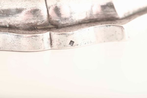 Coppia di alzate. Argento fuso, sbalzato e cesellato. Probabile manifattura veneta, seconda met� del XVIII secolo. Marchio dell'argentiere FV inframezzato da animale rampante (non identificato) e marchi di importazione francesi  - Asta Argenti del XX secolo - Associazione Nazionale - Case d'Asta italiane