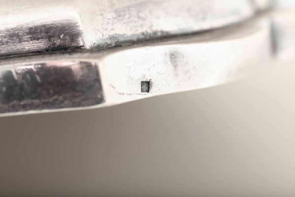 Coppia di alzate. Argento fuso, sbalzato e cesellato. Probabile manifattura veneta, seconda met� del XVIII secolo. Marchio dell'argentiere FV inframezzato da animale rampante (non identificato) e marchi di importazione francesi  - Asta Argenti del XX secolo - Associazione Nazionale - Case d'Asta italiane