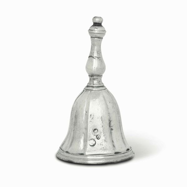 Campanello. Argento fuso, tornito e cesellato. Venezia XVIII secolo. Bollo dell'argentiere non identificato  - Asta Argenti del XX secolo - Associazione Nazionale - Case d'Asta italiane