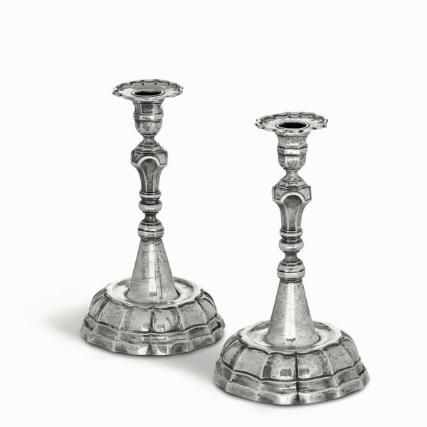 Coppia di candelieri. Argento fuso, sbalzato e cesellato. Reggio Emilia seconda met� del XVIII secolo. Marchio dell�argentiere FB (?) non identificato  - Asta Argenti del XX secolo - Associazione Nazionale - Case d'Asta italiane