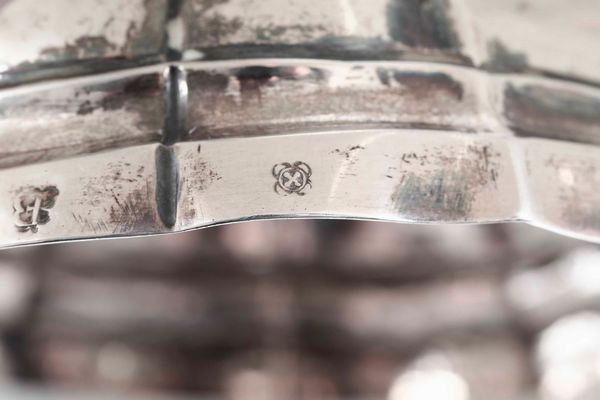 Coppia di candelieri. Argento fuso, sbalzato e cesellato. Reggio Emilia seconda met� del XVIII secolo. Marchio dell�argentiere FB (?) non identificato  - Asta Argenti del XX secolo - Associazione Nazionale - Case d'Asta italiane